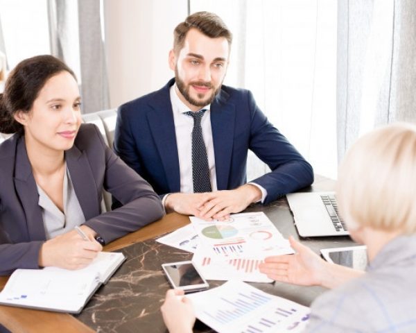 equipe-conseillers-financiers-rencontrant-client_236854-4761 equipe-conseillers-financiers-rencontrant-client_236854-4761